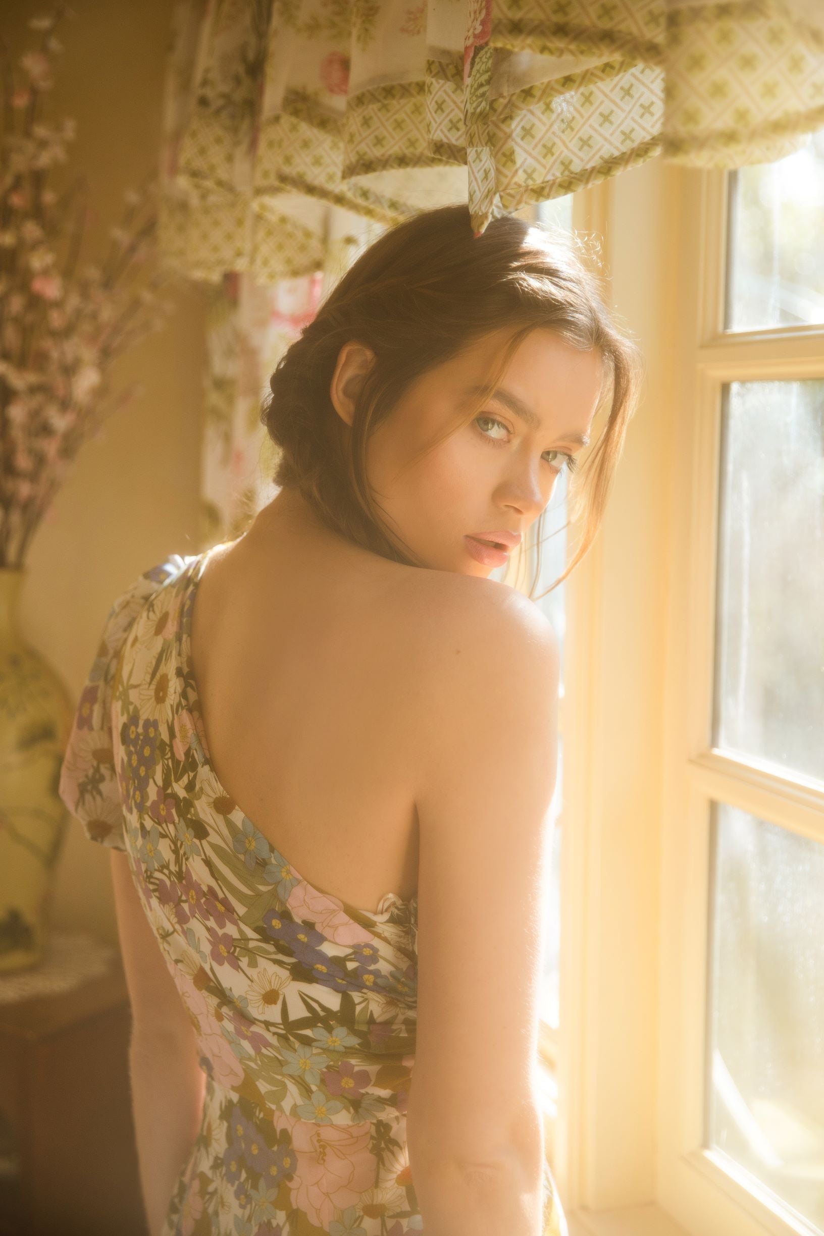 ASTR THE LABEL SANTORINI ONE SHOULDER DRESS IN CLUSTERED RETRO FLOWERS